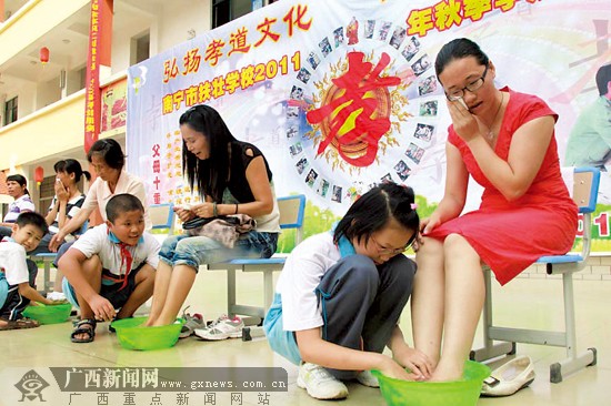 昨天是南宁各中小学秋季开学首日 开学典礼创意多-广西新闻网