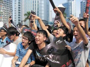 “大鲨鱼”现身南宁 大唱广西民歌球迷为之疯狂